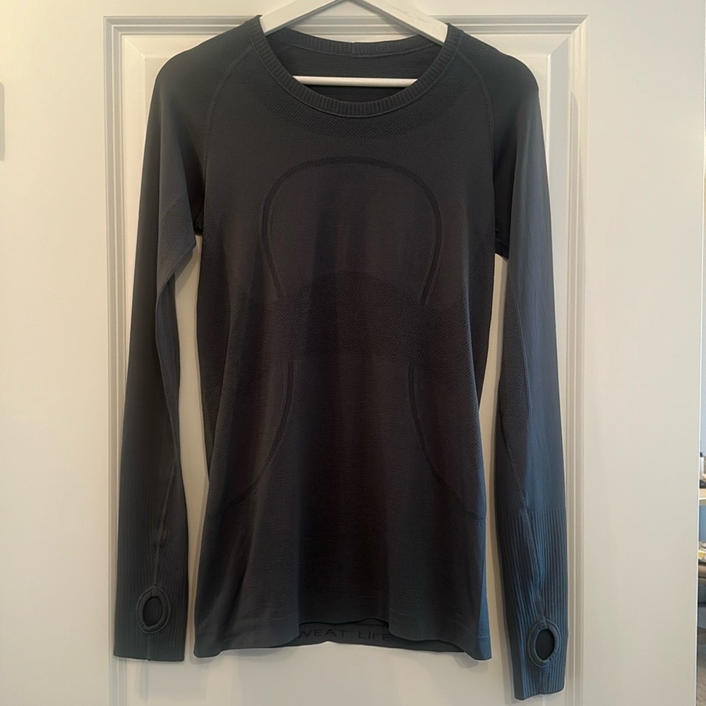 Lululemon - fitted top - size 8